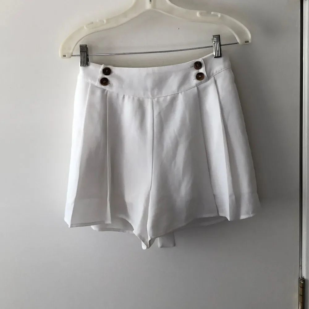 Elodie Pleated Shorts size M. White gently used